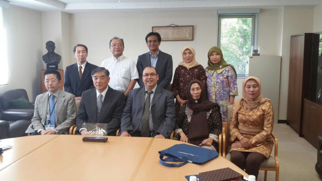 Rektor STIE Malangkucecwara Drs Bunyamin PhD (duduk dua dari kanan) bersama sivitas akademika Wako University Jepang