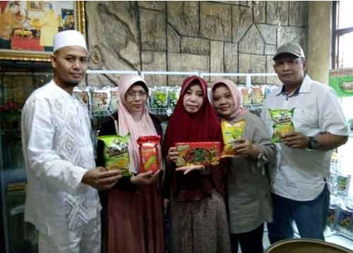 BANTUAN: (ki-ka) Pemilik CV Kajeye Food H. Kristiawan, anggota Tim Dra. Enggar Nursasi, MM., Ketua pengusul IbPE Dra. Siti Munfaqiroh, M.Si, menunjukkan produk hasil olahan buah.