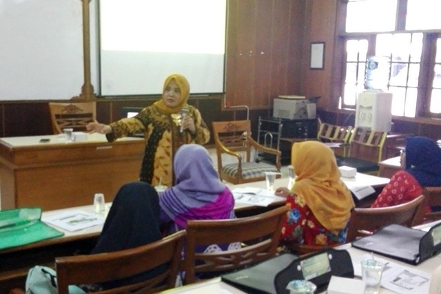 Siti Munfaqiroh memberikan materi pelatihan (Foto: Widhi LPPM)